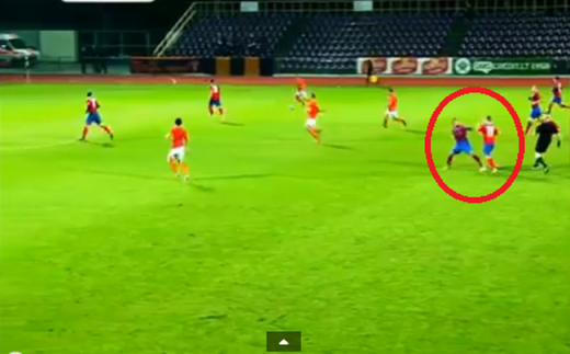VIDEO: Faza RARA pe un teren de fotbal! Doi jucatori de la aceeasi echipa s-au BATUT mar pe teren!