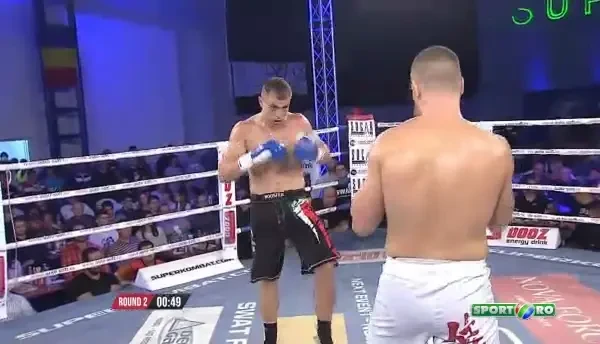 Accidentare foarte rara in gala Local Kombat! Un italian si-a RUPT bicepsul iar mana arata HORROR! Vezi cum a reusit VIDEO