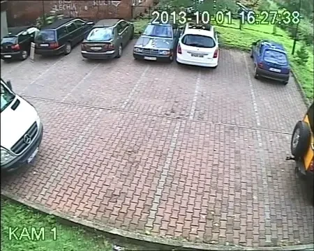 MORI DE RAS! Oare cum si-a luat permisul? Faza incredibila intr-o parcare; de cate manevre a avut nevoie ca sa iasa! VIDEO: