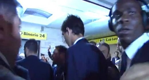 Da-te, ba, de aici! Un cameraman de la televziunea lui Berlusconi l-a scos din sarite pe Balotelli! Super VIDEO: