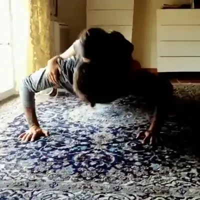 SUPER VIDEO Mutu trage din greu pentru o revenire in FORTA! S-a filmat in timp ce facea flotari! Ce "greutati" foloseste!