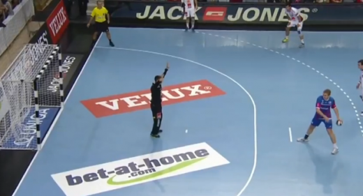Asta e cel mai prost executat 7 metri din istoria handbalului! A intrat in istorie cu aruncarea asta :)) VIDEO