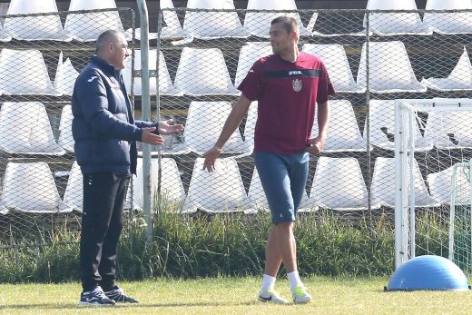 VIDEO INCREDIBIL: ImbaTAMAS a lovit si la Cluj! S-a imbatat cu Florin Costea, fostul stelist s-a dezbracat in fata chelneritei! UPDATE: vezi reactia sefilor CFR-ului