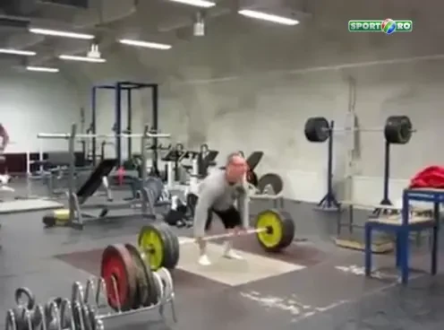 A reusit miscarea IMPOSIBILA pe care o poti face cu 140 de kg pe bara! Nu incerca asa ceva la sala: VIDEO