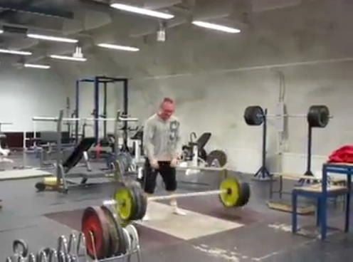 A reusit miscarea IMPOSIBILA pe care o poti face cu 140 de kg pe bara! Nu incerca asa ceva la sala: VIDEO