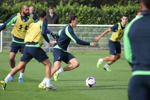 TOTI jucatorii lui Tottenham s-au uitat azi dupa Chiriches! Cum a fost surprins romanul la antrenamentul de astazi: