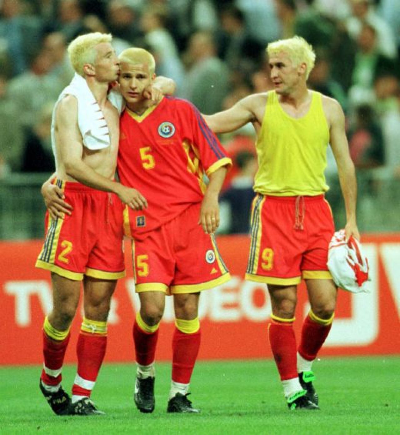 Cu totii in GALBEN! Ultima nationala care i-a scos in strada pe romani! Generalul si puii de gaina care au dus Romania la ultimul mondial!_4