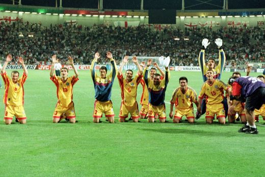 Cu totii in GALBEN! Ultima nationala care i-a scos in strada pe romani! Generalul si puii de gaina care au dus Romania la ultimul mondial!_6