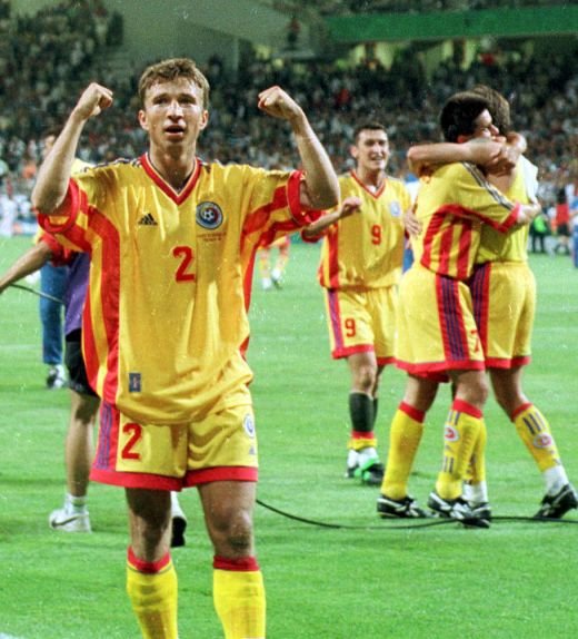 Cu totii in GALBEN! Ultima nationala care i-a scos in strada pe romani! Generalul si puii de gaina care au dus Romania la ultimul mondial!_7