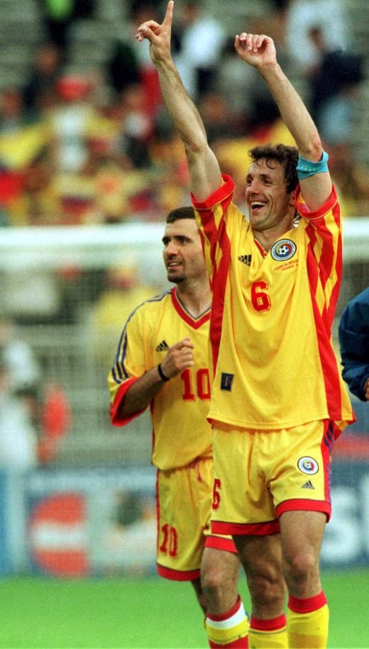 Cu totii in GALBEN! Ultima nationala care i-a scos in strada pe romani! Generalul si puii de gaina care au dus Romania la ultimul mondial!_8