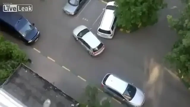 Mori de RAS - partea a doua! Crezi ca ai vazut soferite care habar nu au sa conduca? Stai sa le vezi pe ele :)) Faza incredibila intr-o parcare: VIDEO