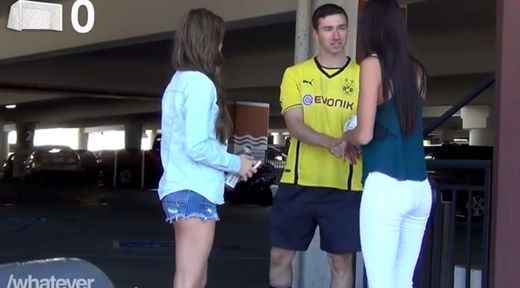 Eu sunt Robert Lewandowski. Imi dai numarul tau de telefon? Farsa DEMENTA facuta de un american! Vezi cate femei a agatat: VIDEO