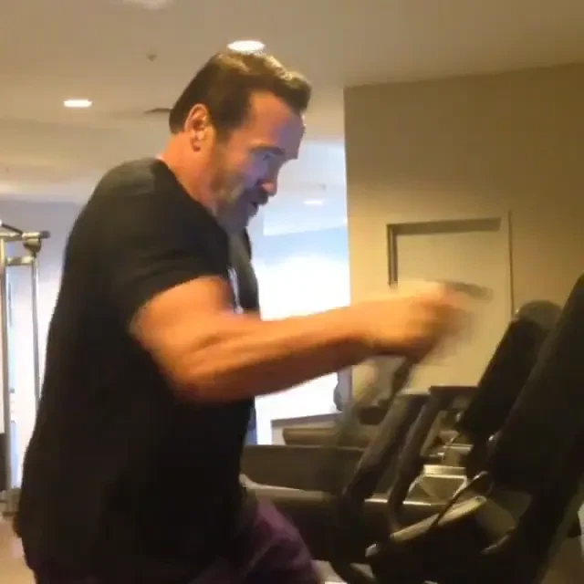 VIDEO Schwarzenegger RUPE aparatele la 66 de ani! Uriasul de la Hollywood a dezvaluit secretul pentru un corp PERFECT! Cum procedeaza: