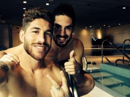 GEST incredibil in vestiarul lui Real! Ramos a TIPAT la un coleg pentru un GEST normal! Ronaldo s-a facut ca nu vede! VIDEO