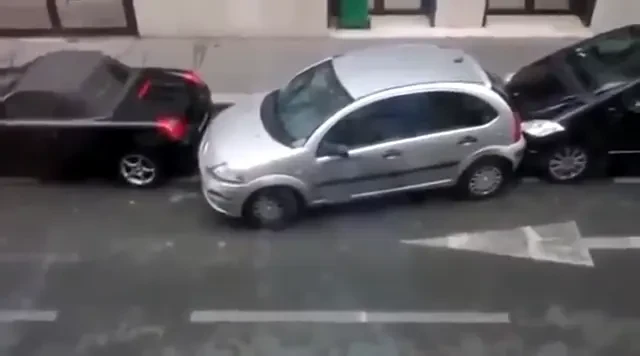 Cine a spus ca femeile nu stiu sa parcheze? :)) VIDEO ULUITOR: cum reuseste o soferita sa parcheze masina in cel mai stramt loc! A avariat alte 2 automobile