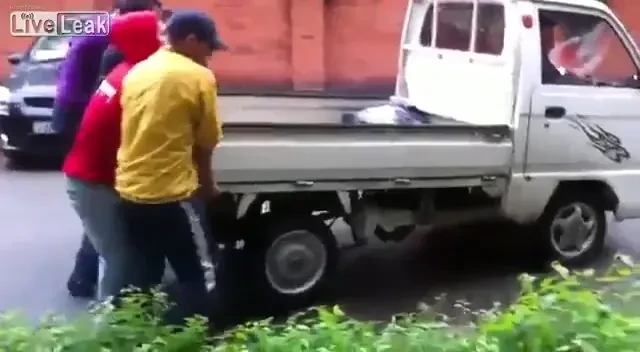 VIDEO Parcare finuta, in stil rusesc! Ce patesti daca parchezi aiurea in Moscova :)