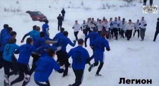 Confruntare SANGEROASA intre doua grupuri de huligani din Rusia! Street fighter e minciuna pe langa lupta asta: VIDEO