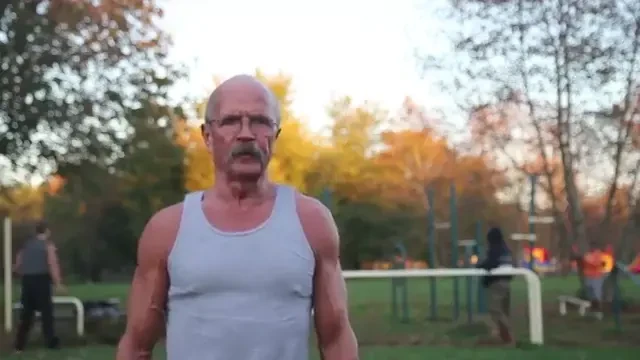 Are 64 de ani, dar e mai tare decat Hhercule! Un BUNIC a uimit internetul cu fizicul sau! E numai PACHETELE si face niste exercitii IMPOSIBILE: VIDEO