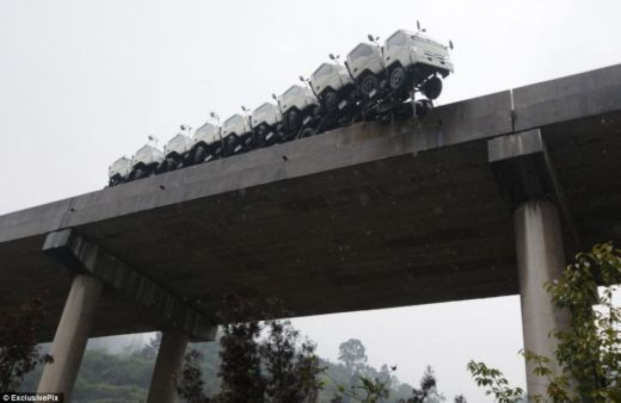 A fost la cativa milimetri de MOARTE! Scene HORROR in China, pe marginea unui pod! Cum a scapat soferul acestui camion:_1