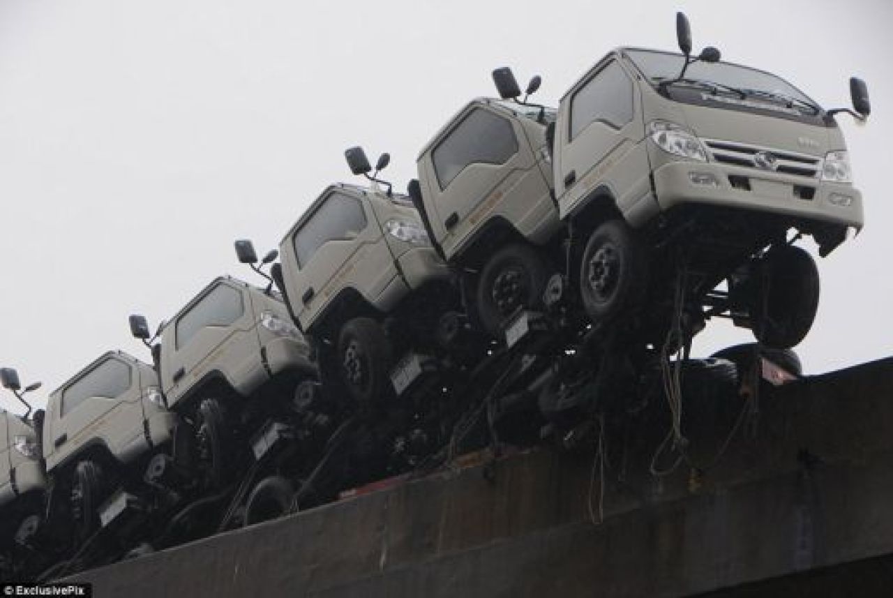 A fost la cativa milimetri de MOARTE! Scene HORROR in China, pe marginea unui pod! Cum a scapat soferul acestui camion:_2
