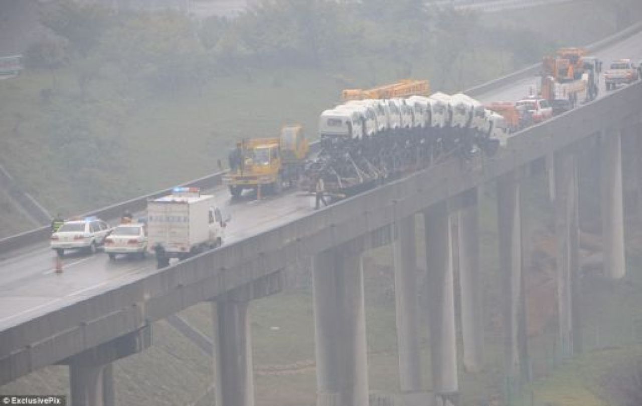 A fost la cativa milimetri de MOARTE! Scene HORROR in China, pe marginea unui pod! Cum a scapat soferul acestui camion:_3