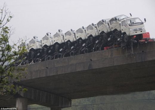 A fost la cativa milimetri de MOARTE! Scene HORROR in China, pe marginea unui pod! Cum a scapat soferul acestui camion:_4
