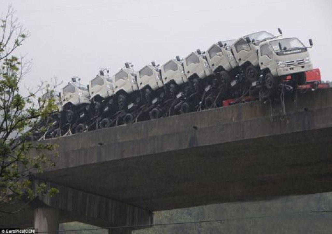 A fost la cativa milimetri de MOARTE! Scene HORROR in China, pe marginea unui pod! Cum a scapat soferul acestui camion:_4
