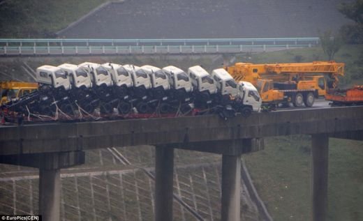 A fost la cativa milimetri de MOARTE! Scene HORROR in China, pe marginea unui pod! Cum a scapat soferul acestui camion:_5