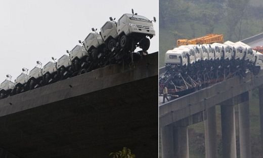 A fost la cativa milimetri de MOARTE! Scene HORROR in China, pe marginea unui pod! Cum a scapat soferul acestui camion:_6