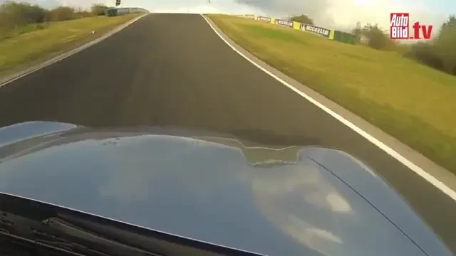 VIDEO Cat de repede poti sa agati? :) SUPER experient de la Porsche! Ce se intampla cand lasi doi tineri pe bancheta din spate!