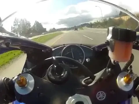 VIDEO S-a inregistrat cand mergea ca un DEMENT pe sosea cu motocicleta! Acum risca 5 ani de inchisoare! Ce viteza ametitoare avea: