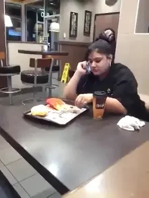 Era sa explodeze cand manca la McDonalds! REACTIE fabuloasa atunci cand o sperie un prieten mascat :)) VIDEO