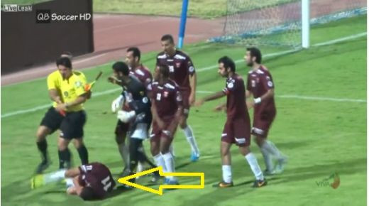 Arbitrul asta e PERICOL PUBLIC! A batut un jucator apoi i-a aratat cartonasul rosu: FAZA DEMENTIALA