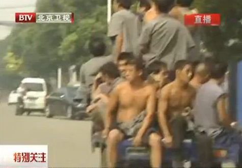 CLIPUL ZILEI! Mori de ras! Cati chinezi incap pe o motocicleta? Asta e un nou record mondial! :)