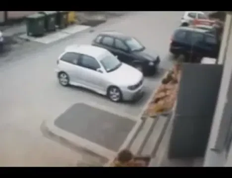 LESINI de ras! Ea e cea mai praf soferita de pe planeta! Vezi cum a reusit sa distruga doua masini, dupa ce a incurcat pedalele intre ele :)) VIDEO: