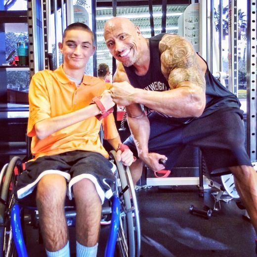 THE ROCK este GENIAL! A lasat haltera jos ca sa isi faca poza cu el! Vezi cu cine s-a intalnit in sala de forta: