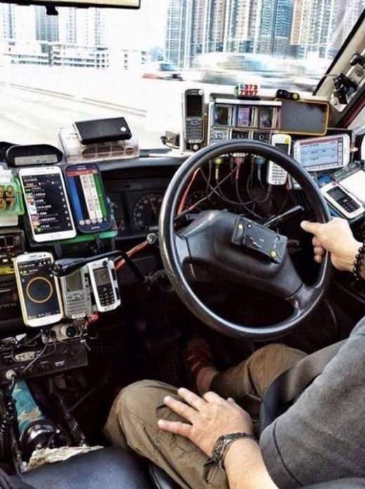 "Nu inteleg cum poate sa conduca asa" Cum arata masina unui taximetrist OBSEDAT de tehnologie: FOTO