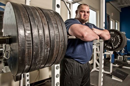 MONSTRUL care il face pe campionul Mr. Olympia sa para copil: Are 2.03 metri si 200 de kg! E cel mai puternic om de pe pamant:_2