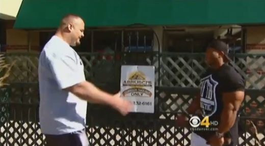 MONSTRUL care il face pe campionul Mr. Olympia sa para copil: Are 2.03 metri si 200 de kg! E cel mai puternic om de pe pamant:_3