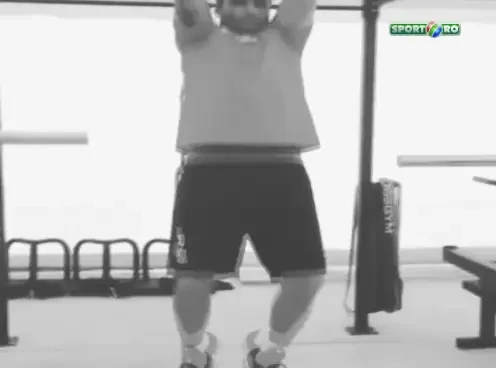 Secretul ABDOMENULUI lui Mutu! :) "Briliantul" le-a aratat fanilor cum isi lucreaza 'pachetelele' in sala de forta! VIDEO: