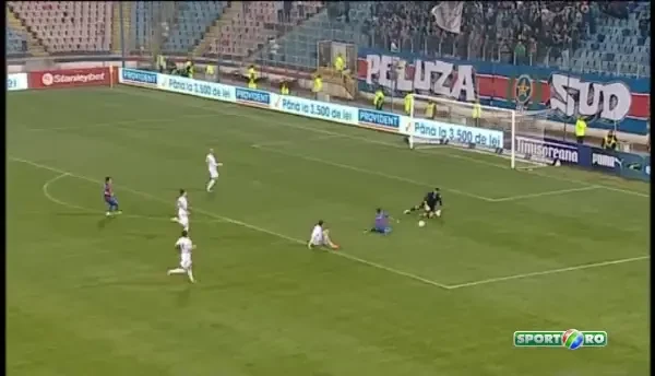 URAT de tot! Piovaccari a incercat sa-l pacaleasca pe arbitru in careu! A vrut sa dea GOL prin alunecare, din nou? :) VIDEO cu faza: