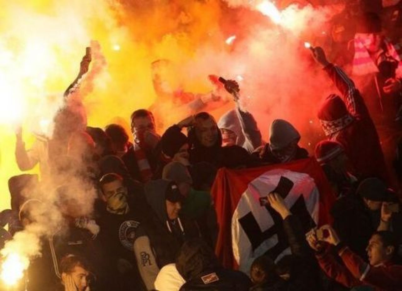 DEZASTRU in Rusia! Lumea s-a cutremurat cand au aparut imaginile acestea! Steaguri naziste si REVOLTA in tribune! INCIDENTE grave FOTO:_1