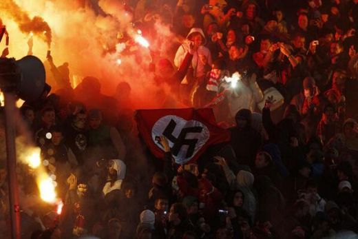 DEZASTRU in Rusia! Lumea s-a cutremurat cand au aparut imaginile acestea! Steaguri naziste si REVOLTA in tribune! INCIDENTE grave FOTO:_2