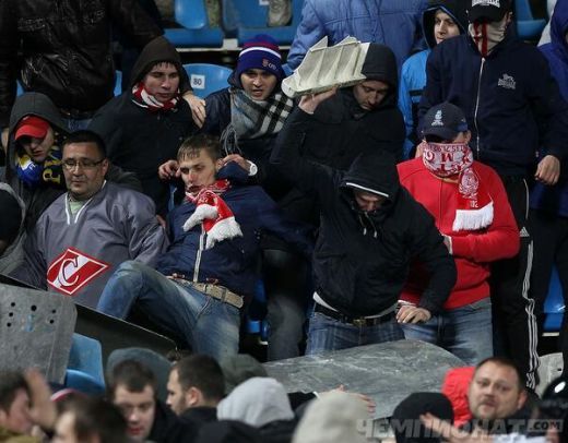 DEZASTRU in Rusia! Lumea s-a cutremurat cand au aparut imaginile acestea! Steaguri naziste si REVOLTA in tribune! INCIDENTE grave FOTO:_3