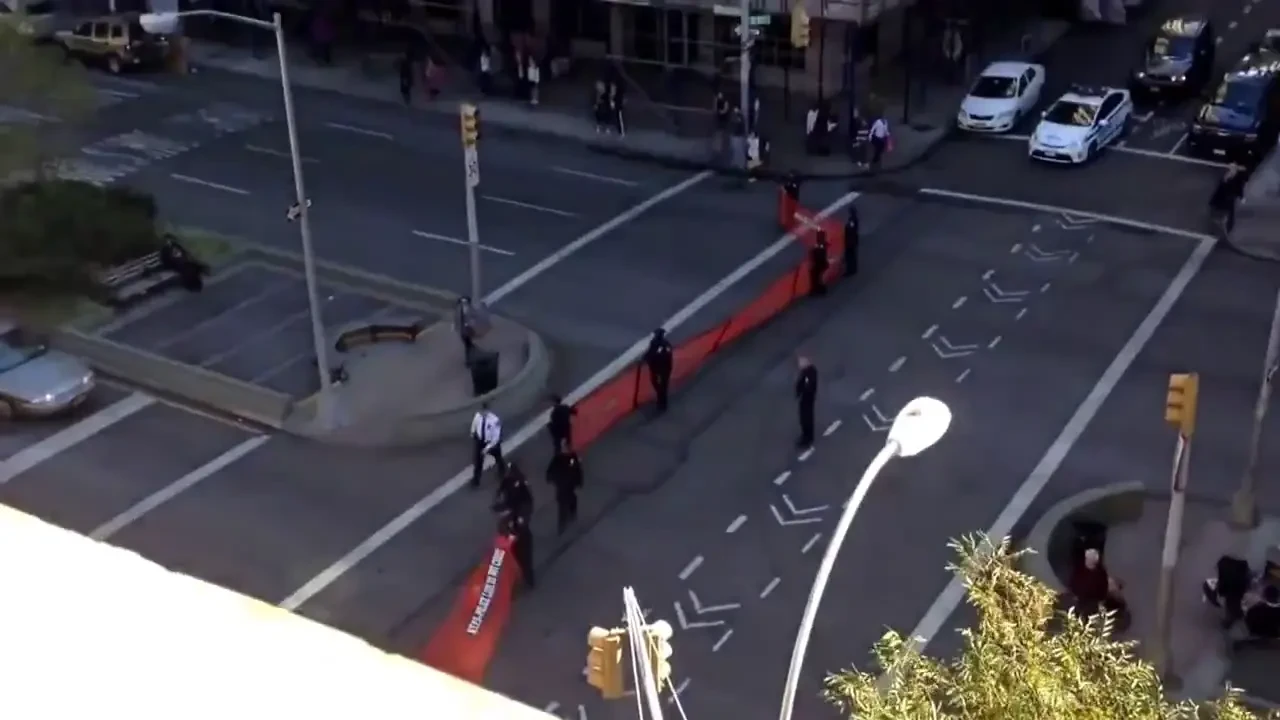 Nici in bancurile cu politisti nu s-a intamplat asa ceva :)) Razi cu lacrimi cand vezi cum au fost umiliti: VIDEO