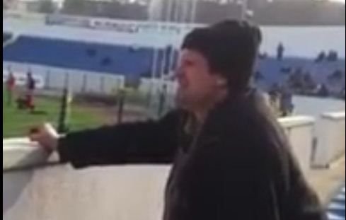 FABULOS! E singurul ultras al echipei sale si face ca nebunul! :)) Ia-l, ia-l, ia-l! Nu-l lasa sa paseze!! Filmare geniala in Romania! VIDEO