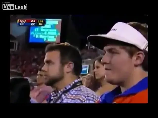 DEMENTA TOTALA pe stadion! Si-au batut joc de el in fata tuturor! Ce a patit un suporter in timpul unui meci. VIDEO: