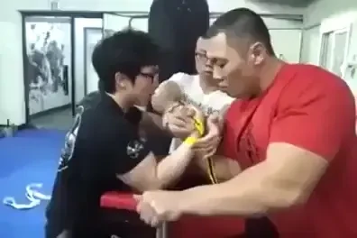 RUSINE uriasa! Arata ca un copil, dar l-a demolat pe COLOSUL asta! Cine i-a distrus mana in cateva secunde! VIDEO