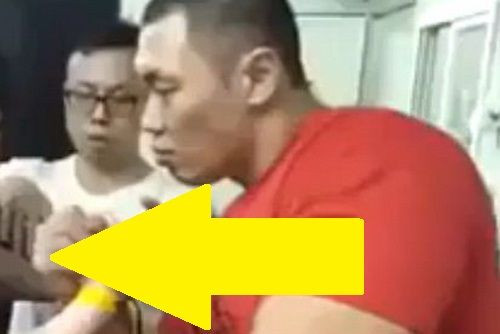 RUSINE uriasa! Arata ca un copil, dar l-a demolat pe COLOSUL asta! Cine i-a distrus mana in cateva secunde! VIDEO