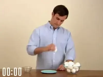 Cel mai usor mod de a decoji un ou fiert! Nu te-ai gandit ca poate fi atat de simplu! SUPER VIDEO